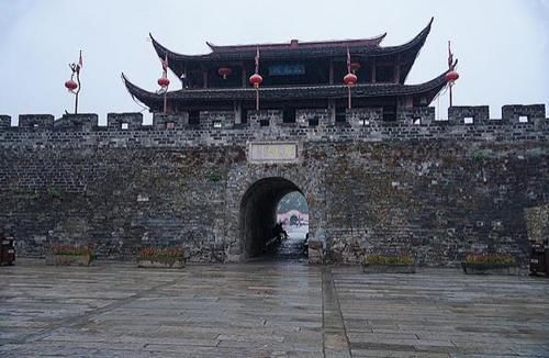 长汀古城:四周沃野平畴,城内卧龙山,一峰突起,不与群峰相连