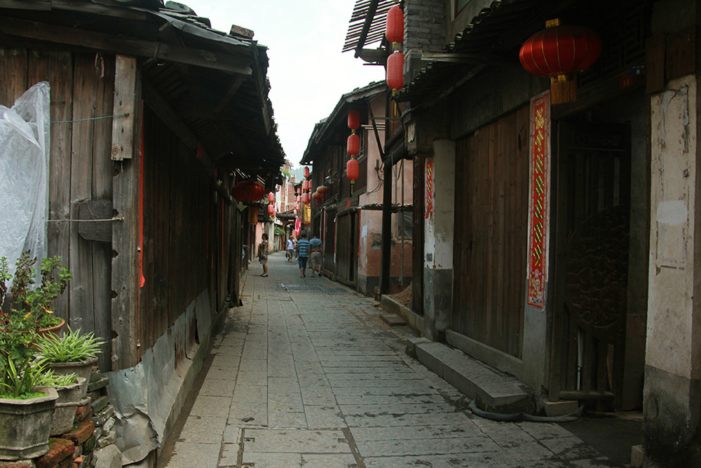 长汀古城:四周沃野平畴,城内卧龙山,一峰突起,不与群峰相连