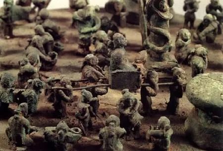 直到1956年,考古队在云南昆明市晋宁区石寨山古墓群,发现了一枚"滇王