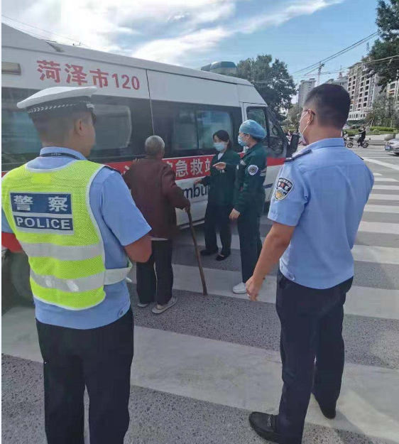 2021年9月7日7时30分,东明交警大队城区中队辅警李呜,房壮伟在东明县