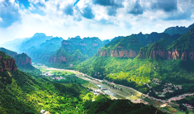 东太行景区俯瞰 再向前,可以远眺巍峨的古武当山景区,似乎听到山巅