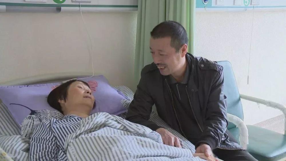 妻子瘫痪在床,他痴情守护28年:这对模范夫妻,看哭无数人