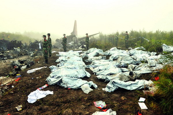 2010年,伊春空难死亡44人,机长因何独自逃生,后来怎么