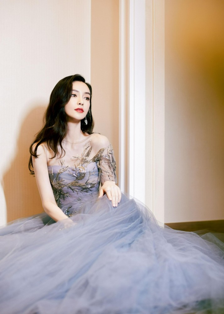 angelababy礼服 抹胸,杨颖最美礼服 气质美女!angelababy穿雾霾紫抹胸纱裙优雅迷人