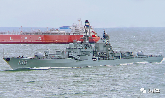 日媒称136现代级穿越宫古?老舰升级威风不减，两门130炮专打滩头