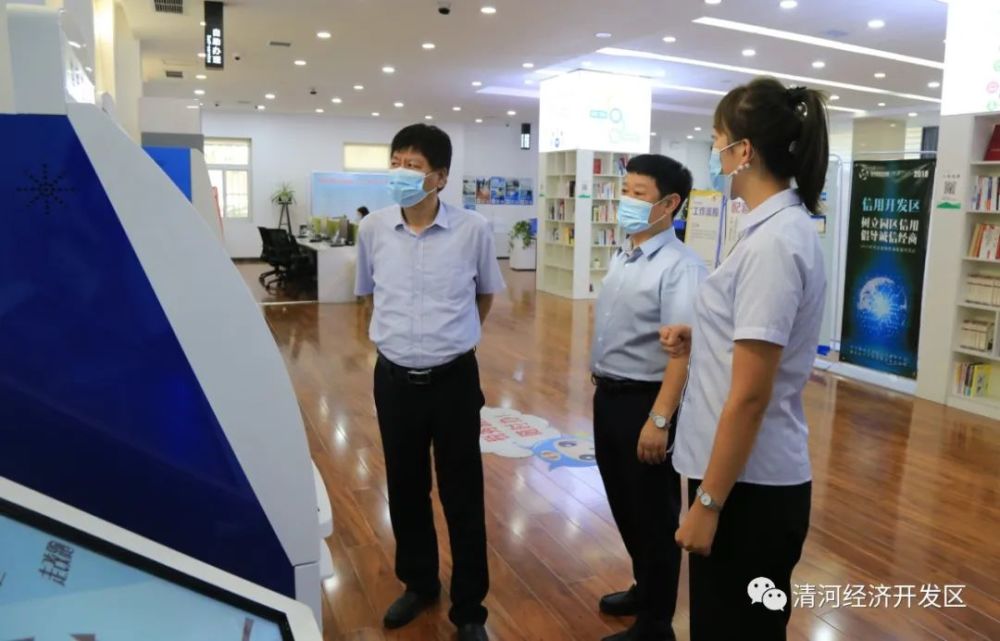 临西县行政审批局局长谭金贵一行来开发区考察交流
