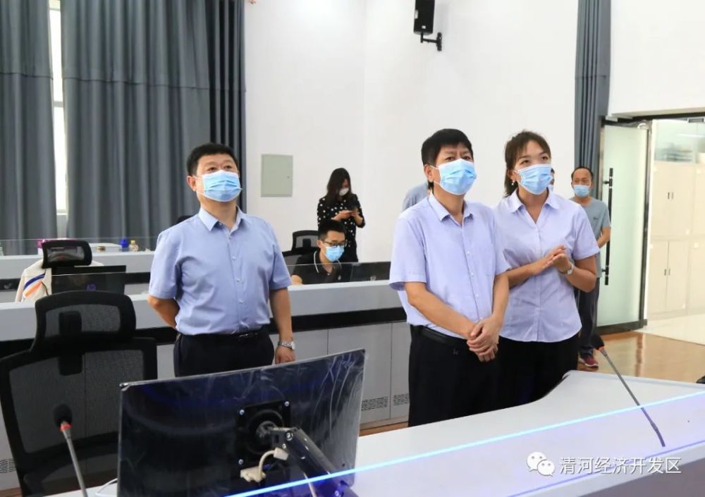 临西县行政审批局局长谭金贵一行来开发区考察交流