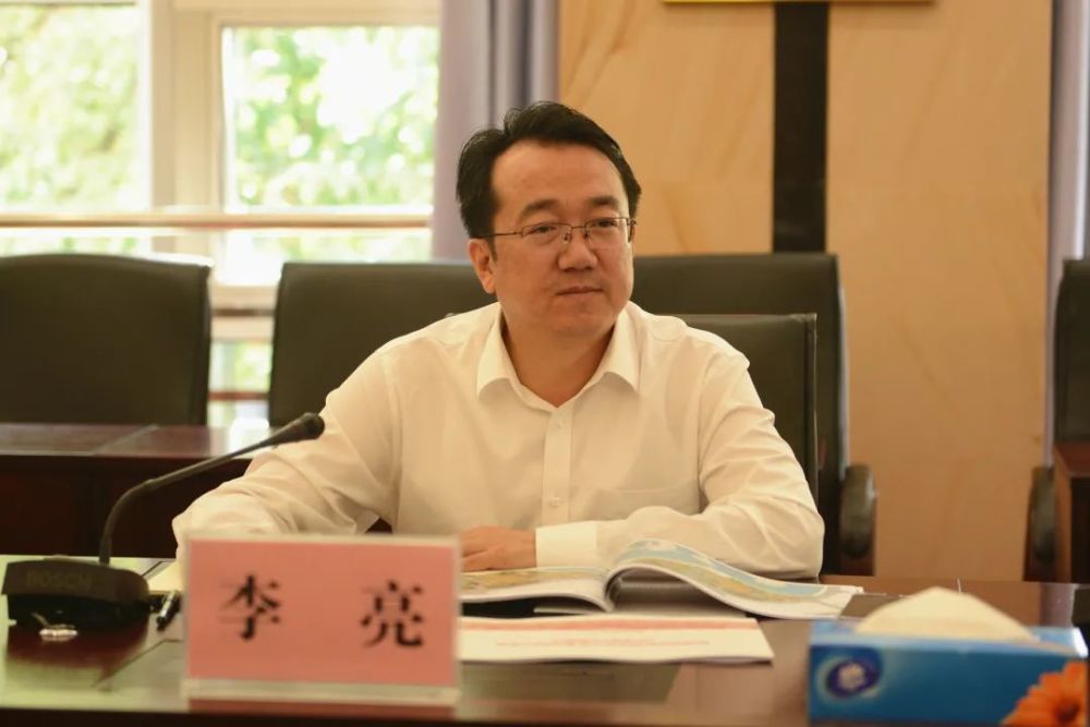 会上,李亮指出,翠湖片区是昆明历史文化名城的重要名片之一,具有浓厚