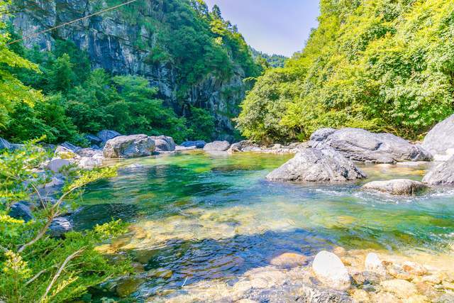 牯牛降风景区,被称为"人间仙境",主峰海拔一千四百多米