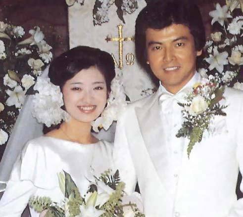 41年前,红极一时的山口百惠嫁给三浦友和,咧嘴笑露出一口小虎牙