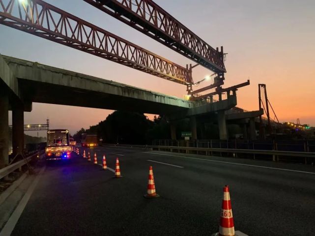 叶新公路g60跨线桥老桥位于新浜镇,近g60沪昆高速公路新浜收费站出口