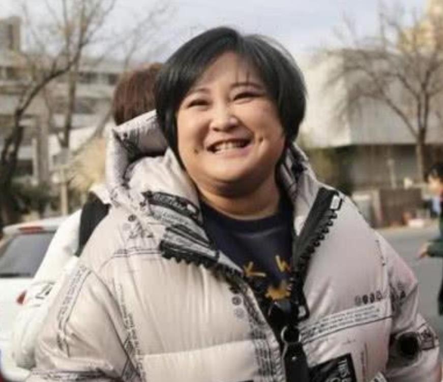 2016年 ,贾玲没有选择四处奔波,而是 成立自己的公司 ,开设有固定的
