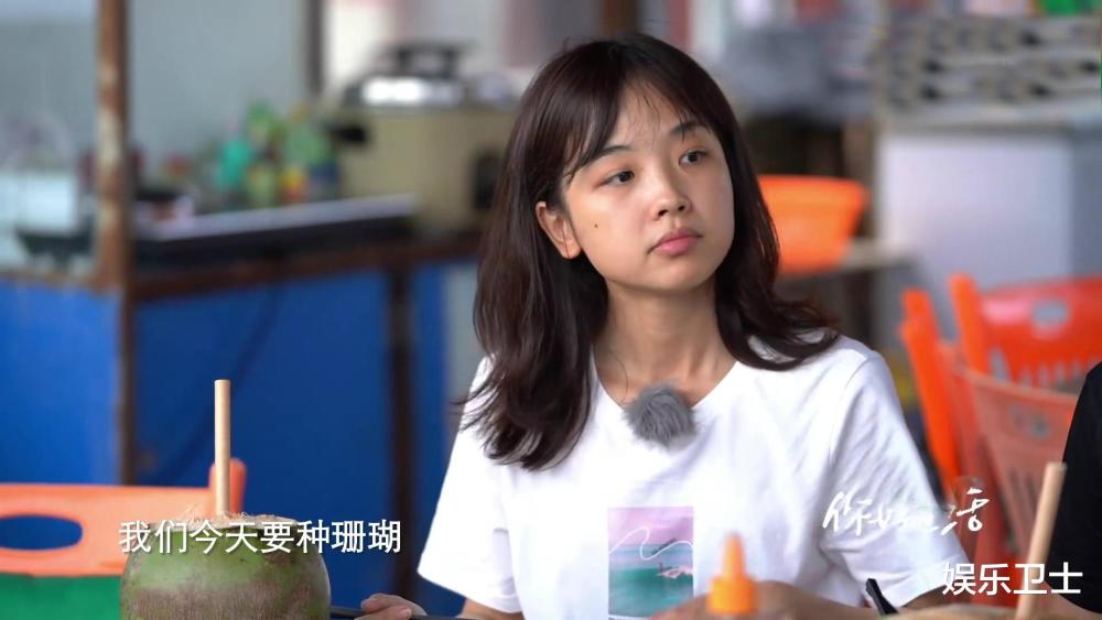 央视美女记者王冰冰素颜上节目,穿泳衣湿发像小朋友