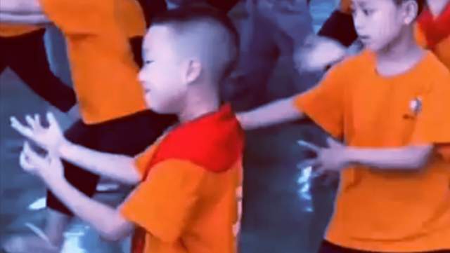 重庆的一小男孩火了,课间操跳成了表情包,网友:看似青铜的王者