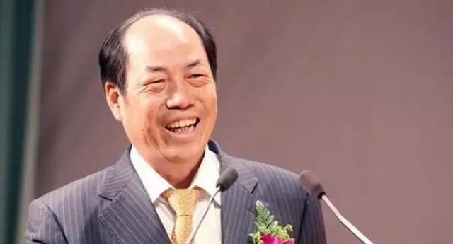 碧桂园老板杨国强,热心慈善多次捐出巨款,自己却穿得像是老农民