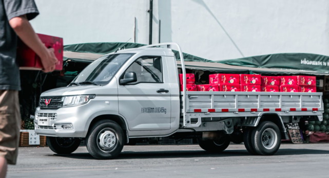 即将上市,五菱又造新车,全车6个车轮,长近5米5,还很会