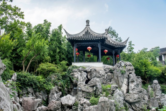 离开苏州市区,个人比较喜欢的古典园林是木渎古镇的虹饮山房和同里