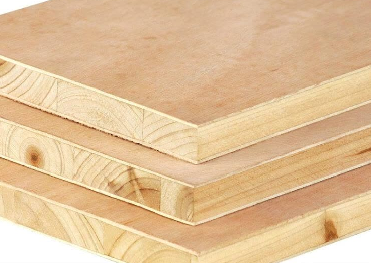 是以实木指接板或多层板为芯,然后在表面贴上2层或多层饰面制作的板材