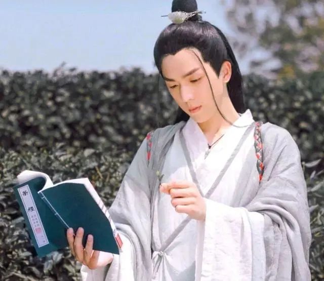 民间故事:书生爱上富家千金,她却嫁结拜兄弟,兄弟休妻成全二人