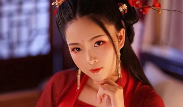 民间故事:书生爱上富家千金,她却嫁结拜兄弟,兄弟休妻成全二人