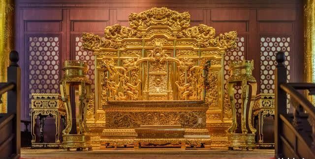 清皇帝坐了270年的龙椅是纯金打造的吗?