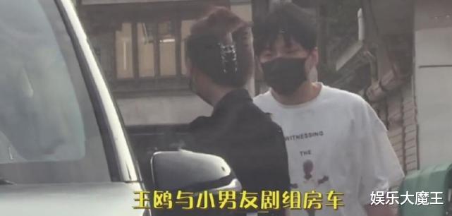 与王鸥回酒店男子是何九华男方是王鸥迷弟曾被拍手机壳印王鸥名字