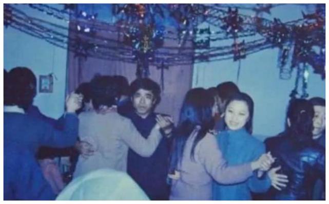 装饰物易燃,门窗被钉死阜新市艺苑歌舞厅在1974年就建成了,之前是