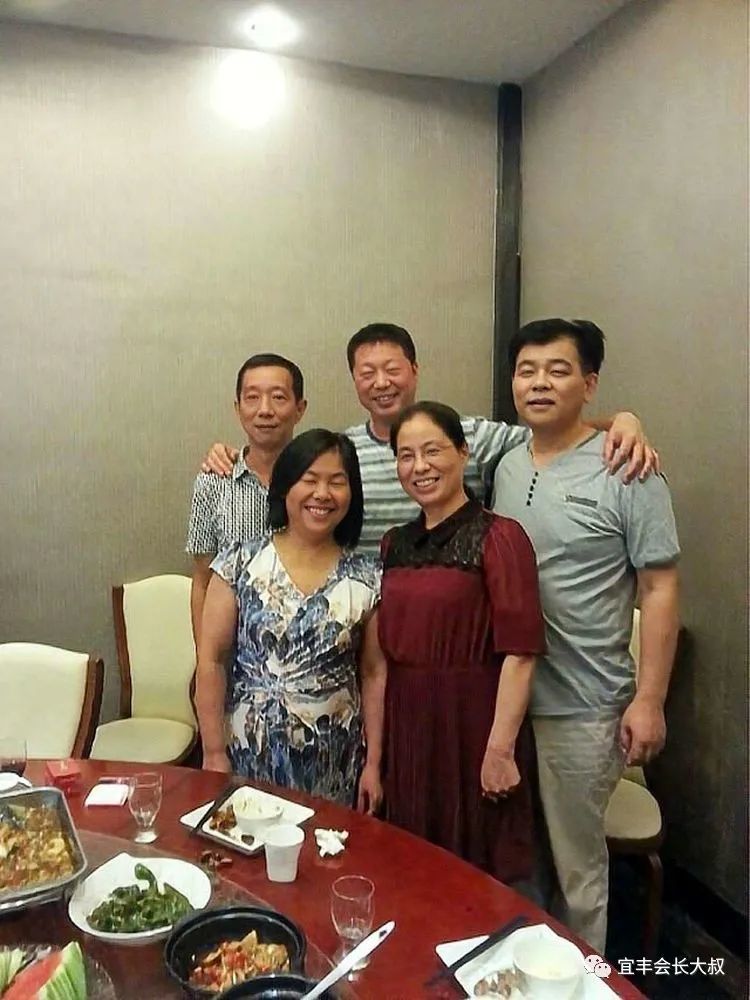 前排是我和妹妹,后排中间的是钟田力,左边是郑国强,右边是马安昌