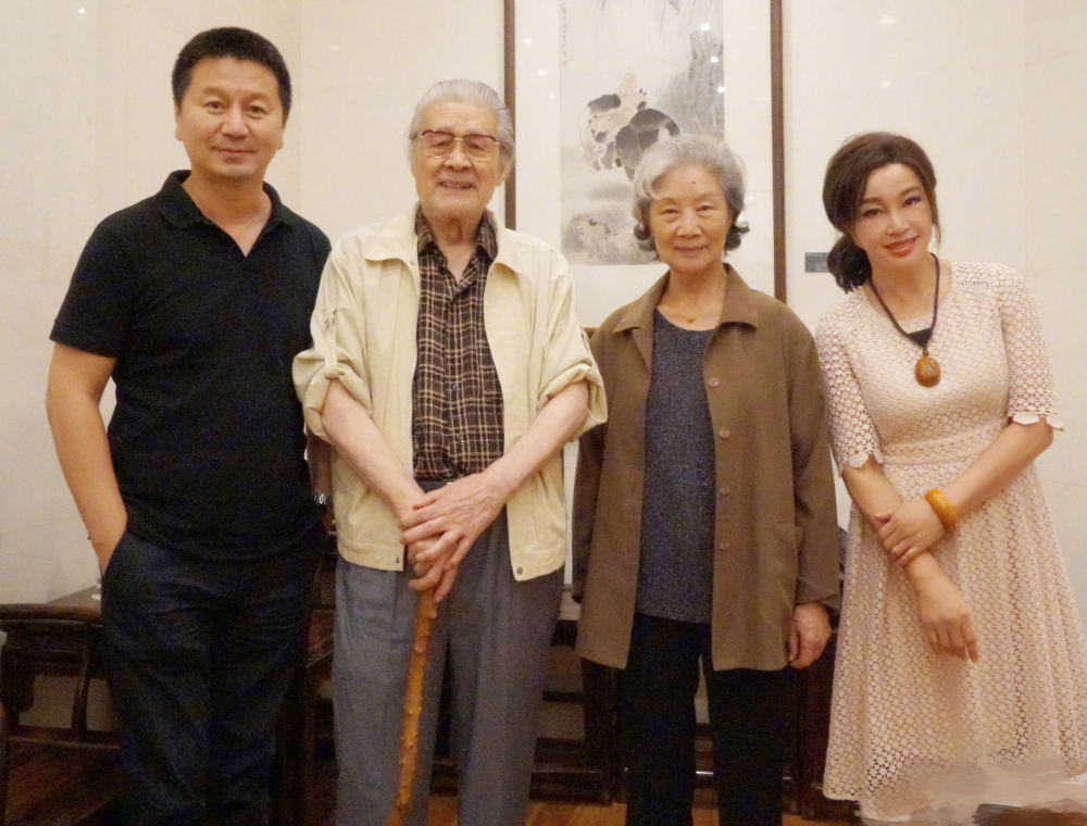 在随后的80-90年代,蓝天野多次举办了个人画展,并且首次举办画展时