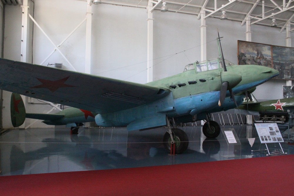 pe-2俯冲轰炸机