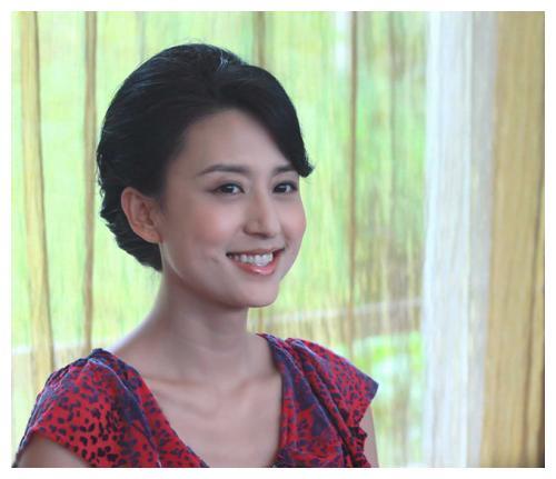 央视主持人张蕾,事业巅峰嫁给大自己20岁的富豪,如今生活幸福