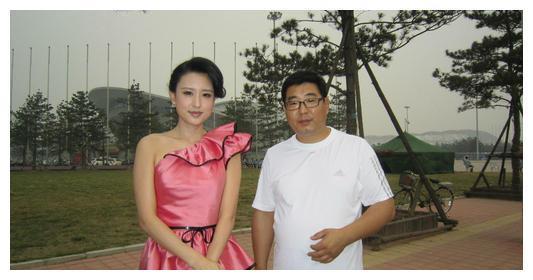 央视主持人张蕾,事业巅峰嫁给大自己20岁的富豪,如今生活幸福