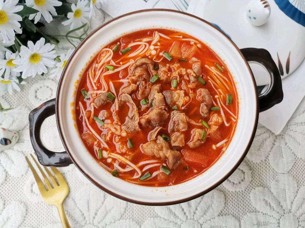 美味的番茄金针菇肥牛,是菜也是汤,制作简单,吃起来滋味十足