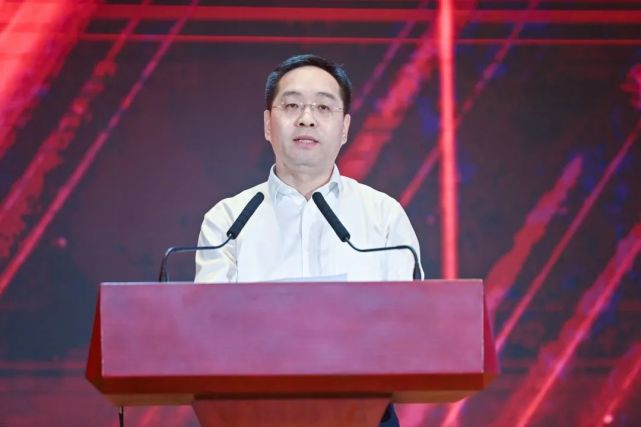 市委常委,组织部部长王永辉宣读了《关于向全市"百佳政法示范点"和"