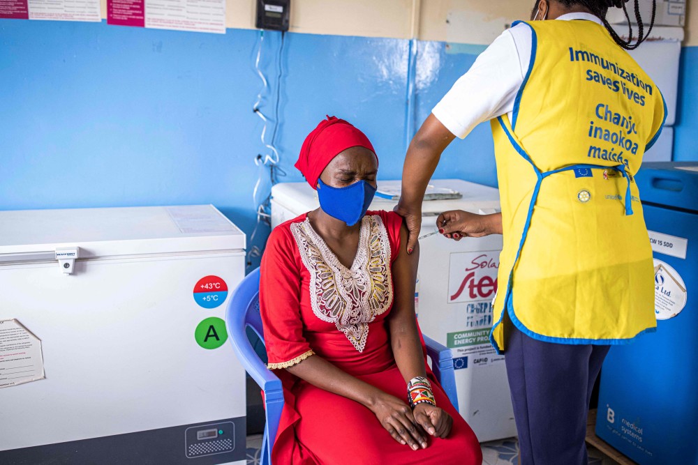 9月9日,一名护士在肯尼亚卡贾多进行新冠疫苗接种准备工作.