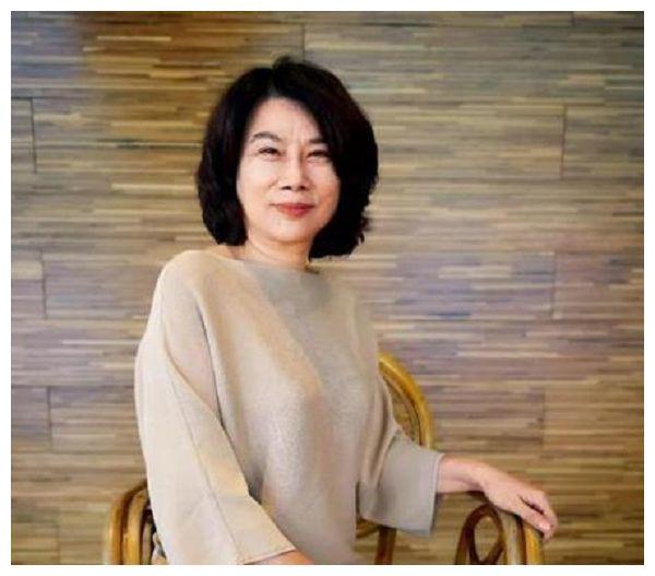 在采访中董明珠炫耀自己的裙子,当听到价格后,鲁豫笑不出来了