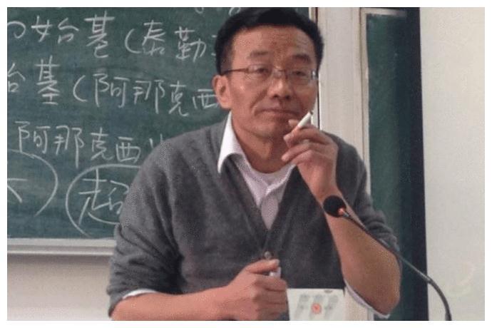 复旦教授王德峰:上课香烟一支接一支,为何学生们却不反对?