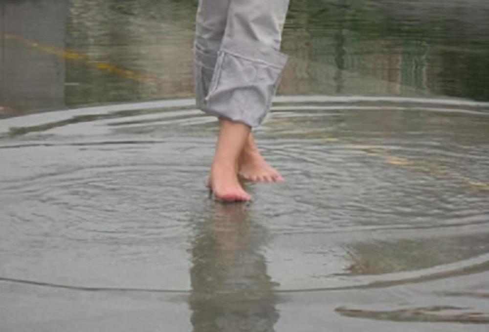 南京一大学生光脚在雨中奔跑,3000元的鞋抱在怀里,舍不得穿