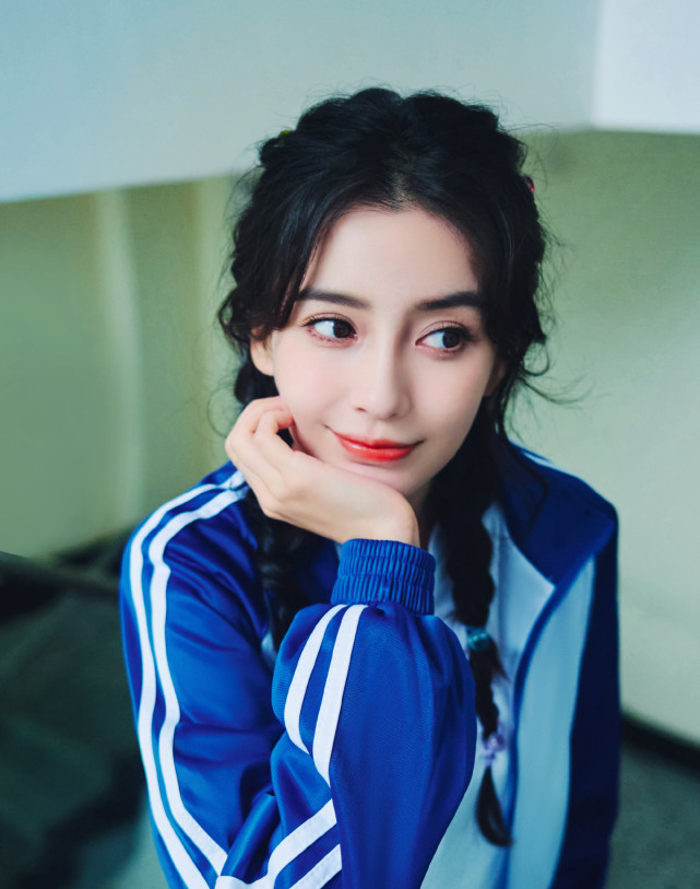 杨颖解锁双马尾蓝白校服美照,青春气息扑面而来,实在