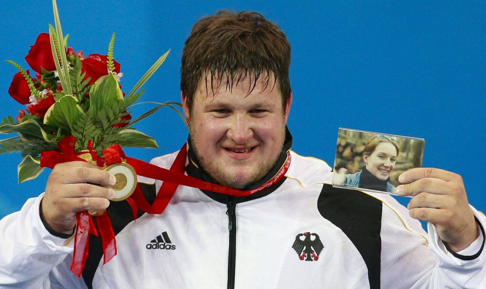 德国小伙马蒂亚斯·施泰纳(matthias steiner)以挺举258公斤,抓举203