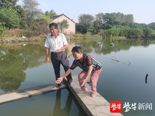 九旬老太落水,两位年近七旬老人来救