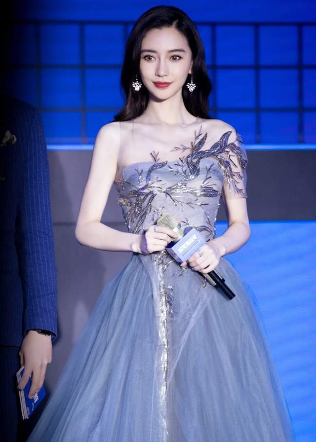 杨颖雾霾紫长裙造型曝光,又有双马尾蓝白校服造型,真是宝藏女孩