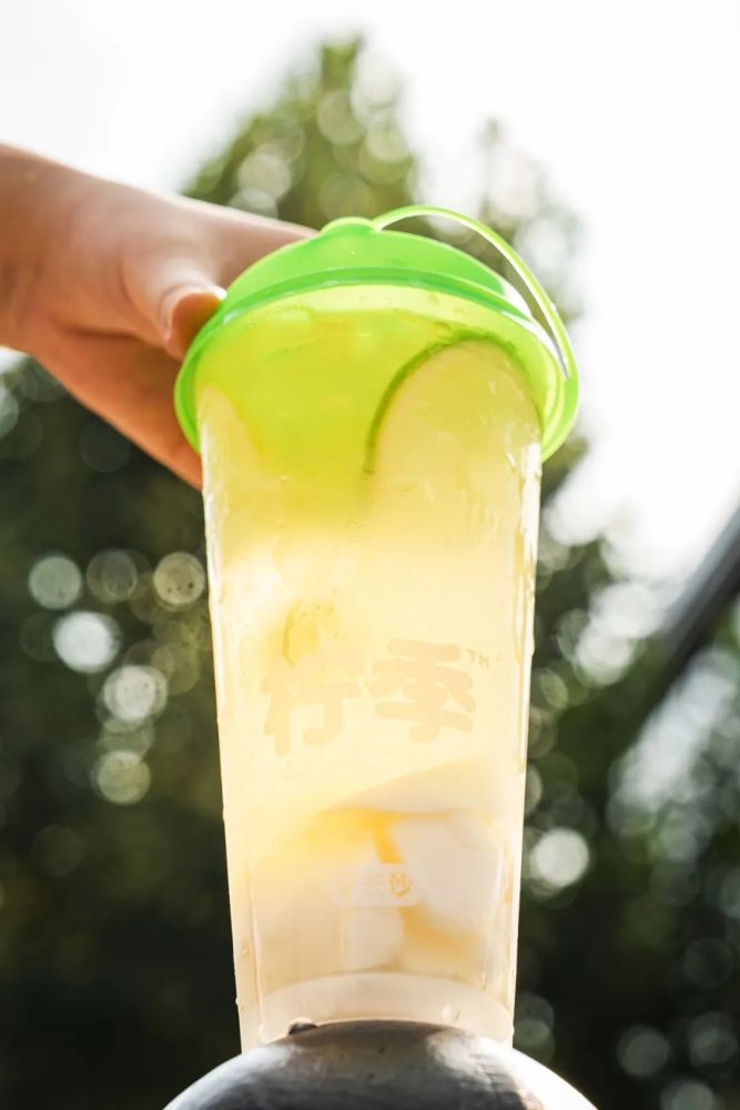 重度椰子爱好者必须get「夏日椰椰柠檬茶,爽口椰汁完美融合醇厚茶