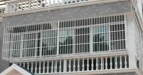窗户安装防盗窗还是防盗网好?我家装错,没几天就拆了