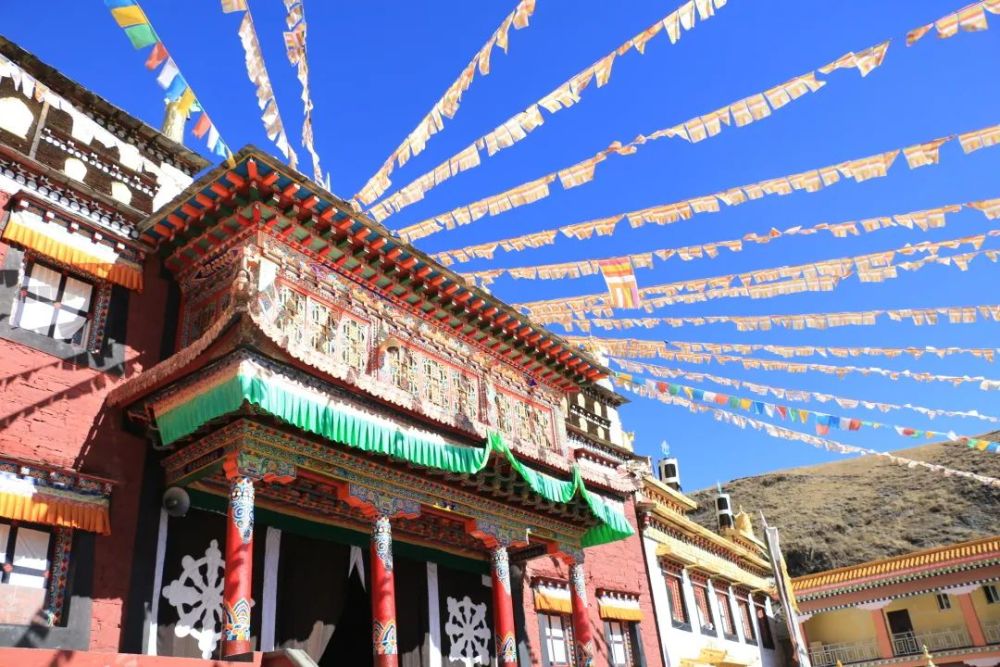 木雅大寺金顶散发着金光,背靠山体如莲花一般的雅拉雪山,这让木雅大寺