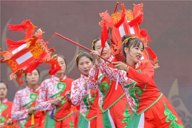 将松潘千年古城的"花灯歌舞(本土非遗元素)融入与长江,黄河流域等