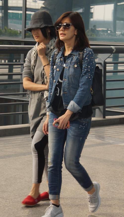 哪有46岁的老少女,在机场拍到贾静雯的素颜,脸松垮皮肤焉瘪!