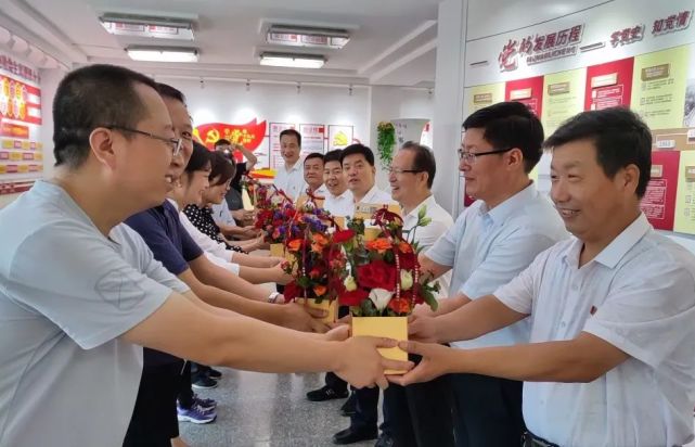 鲜花祝福寄深情 凝心聚力谋发展—虢镇中学庆祝第37个教师节活动