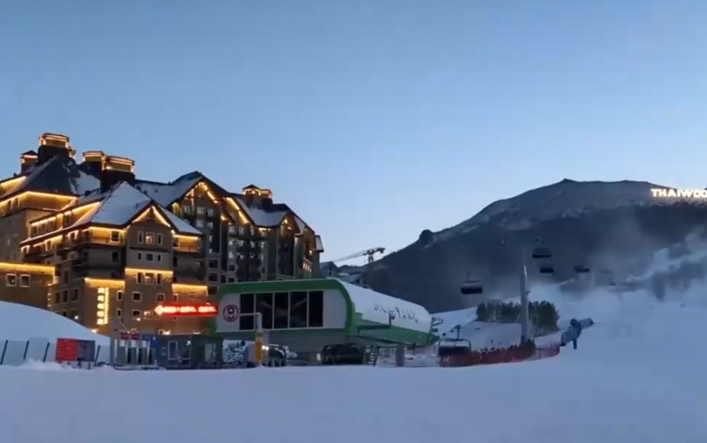 建设在冬奥会核心区域的太舞滑雪小镇