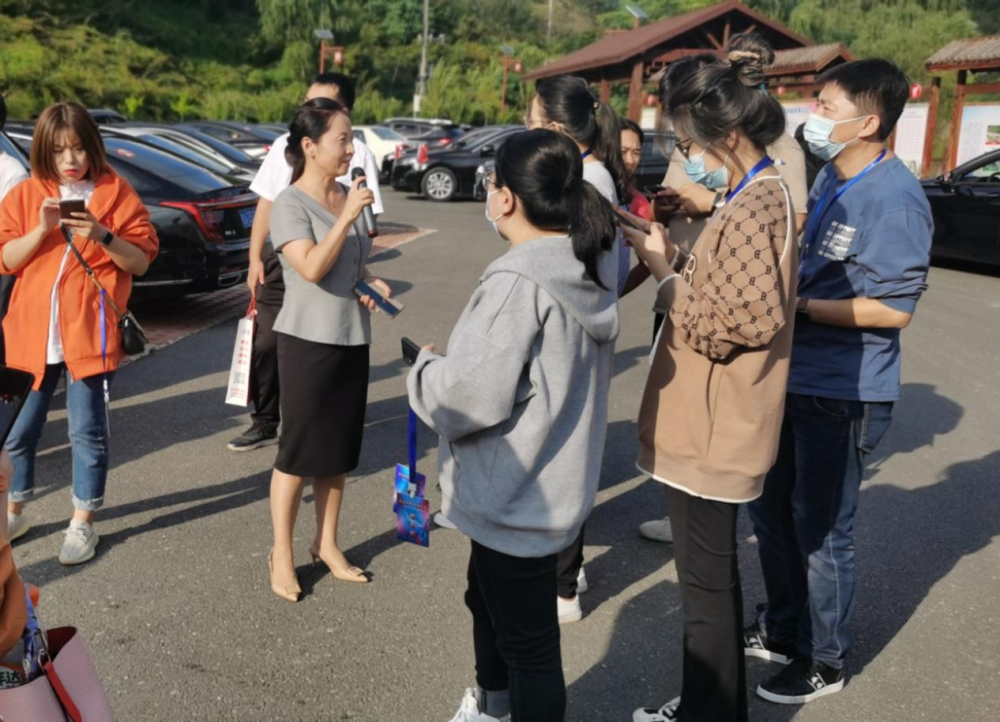 通化集安市太王镇党委书记贾云飞(手持话筒者)